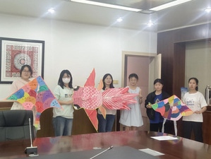 趁东风，与鸢书